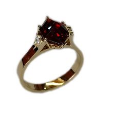 18ct yellow gold ring 2,53ct Ruby with 2x 0,06ct diamonds 26953