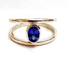 18ct yellow gold ring set with Sapphire