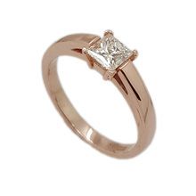 Classic designed 9ct rose gold engagement ring set with 0,71ct princess cut diamond 0,73 I VS2.