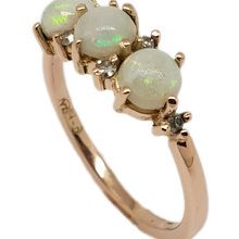 Vintage victorian style 9ct rose gold ring, set with 3×5mm opals, and 6 diamonds= 0,10ct.