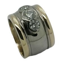 9ct white and yellow gold diamond ring. 