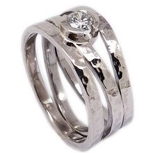 Magnificent 9ct white gold ring, set with single diamond, weight= 0,29ct.