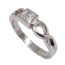 Exquisite 9ct white gold ring featuring infinity band set with a princess cut diamond,0,455 VVS1.