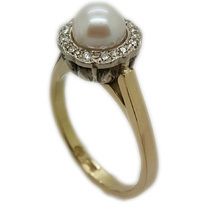 Graceful 9ct yellow and white gold ring, with 6,2mm pearl, with 12 diamonds surrounding the pearl.