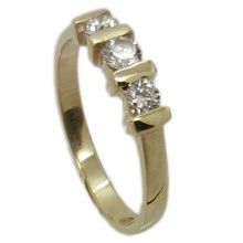 Simple 9ct yellow gold ring set with 3 diamonds weighing 0,19ct  0,14ct and 0,14ct.