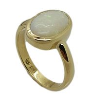 Classy 14ct yellow gold ring,with (10 × 7)mm opal . 