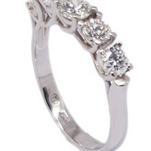 Simply stunning 18ct white gold ring with brilliant cut diamonds