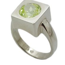 Modern style argentium silver ring set with single peridot 8,5 mm.