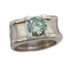 A simple design shows off this fancy blue diamond