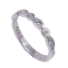 Exquisite palladium wedding ring set with four diamonds weighng 0,085ct in total  and three diamonds weighing 0,03ct in total